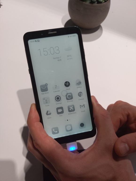 하이센스의 전자잉크 스마트폰 ‘A5’ 내부 모습.