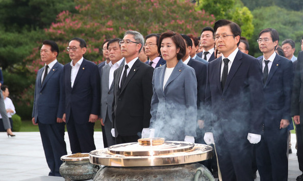 현충원 찾은 황교안 “민주주의 종언 고했다…죽기 각오하고 투쟁”