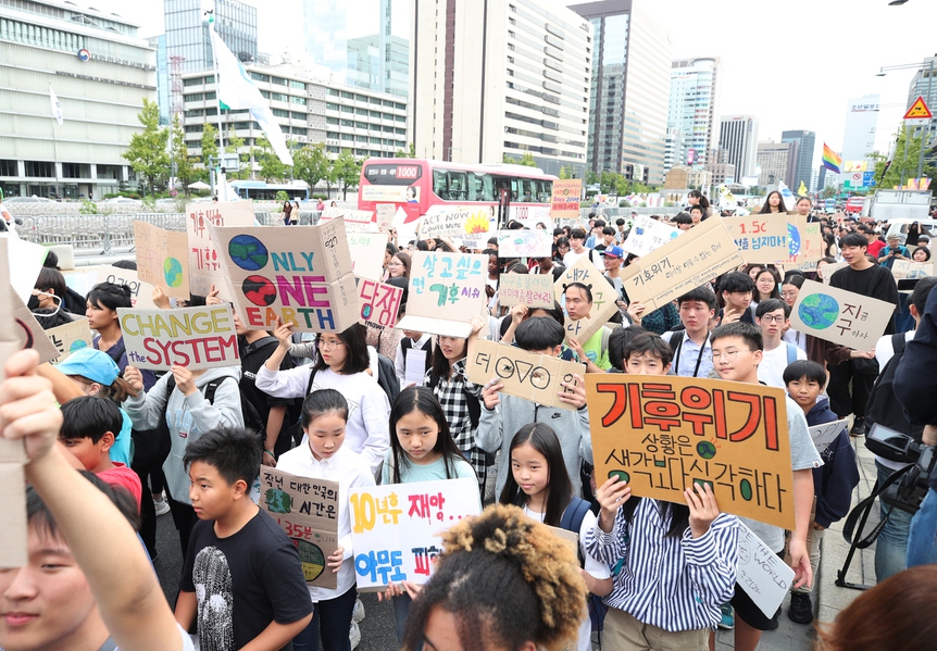 27일 오후 서울 종로구 세종로소공원에서 927 기후를 위한 결석시위를 마친 학생들이 손팻말을 들고 청와대를 향해 행진하고 있다. 백소아 기자 thanks@hani.co.kr