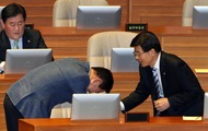 [포토] “의원님, 그러다 허리 부러지세요”…총리에게 90도 인사