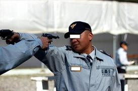 사격장서 서로 총 겨누고 장난…‘개념상실’ 경찰관 사진 논란