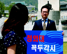 친정부 경영진, 비판적 기자·피디 ‘거세’…결딴난 ‘공영’