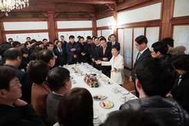 “최순실은 지인일 뿐…영양주사 맞은 걸 죄 지은 것처럼 하나” 