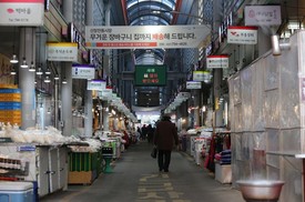 Opening of mega shopping malls a horrorshow for traditional market retailers 