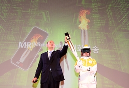 [Photo] Smartphone as Olympic torch igniter 