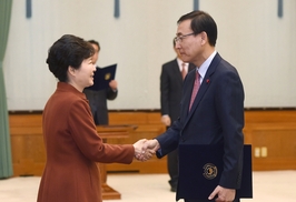 ‘임명권자 구속’으로 막 내린 김수남-박근혜 씁쓸한 인연