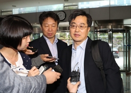 김동연 ‘현역 입대 회피’ 의혹…강경화 다운계약 논란 불거져