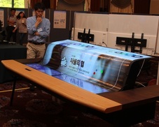 [Photo] LG shows off the biggest UHD flexible display 