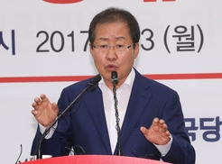 홍준표 “친박 핵심, 당 전면에 못 나서…바른정당 흡수될 것”