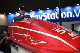 [Photo] Prime Minister Lee takes a virtual bobsled ride