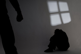 얻어맞고 학대당해도 가정 지키라는 ‘법의 폭력’
