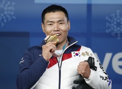 신의현 ‘5전6기’…겨울패럴림픽 사상 첫 ‘금’ 땄다