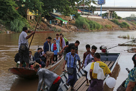 전쟁터였던 강물 위에서 불법 카지노 배들이 ‘두둥실’
