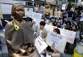 수요집회 “문 대통령 화해치유재단 해산은 추석 선물”