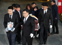 ‘히말라야 원정대’ 조국 품으로…대원들 시신 인천공항 안착