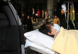변호사에 둘러싸인 이호진 전 태광 회장, 이번에도 수감 모면