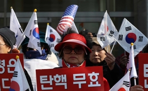 ‘박근혜 탄핵’ 2년…태극기 부대, 왜 ‘한국당 입당운동’ 하나