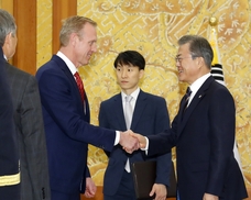 Moon confirms importance of SK-US alliance in Korean Peninsula peace process
