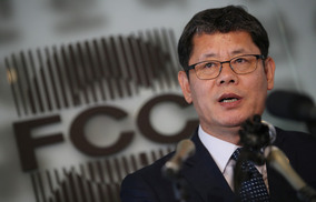 Unification minister says N. Korea and US need to restore mutual trust 　