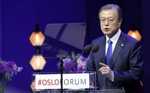 Moon proposes practical peace process for Korean Peninsula during Oslo Forum